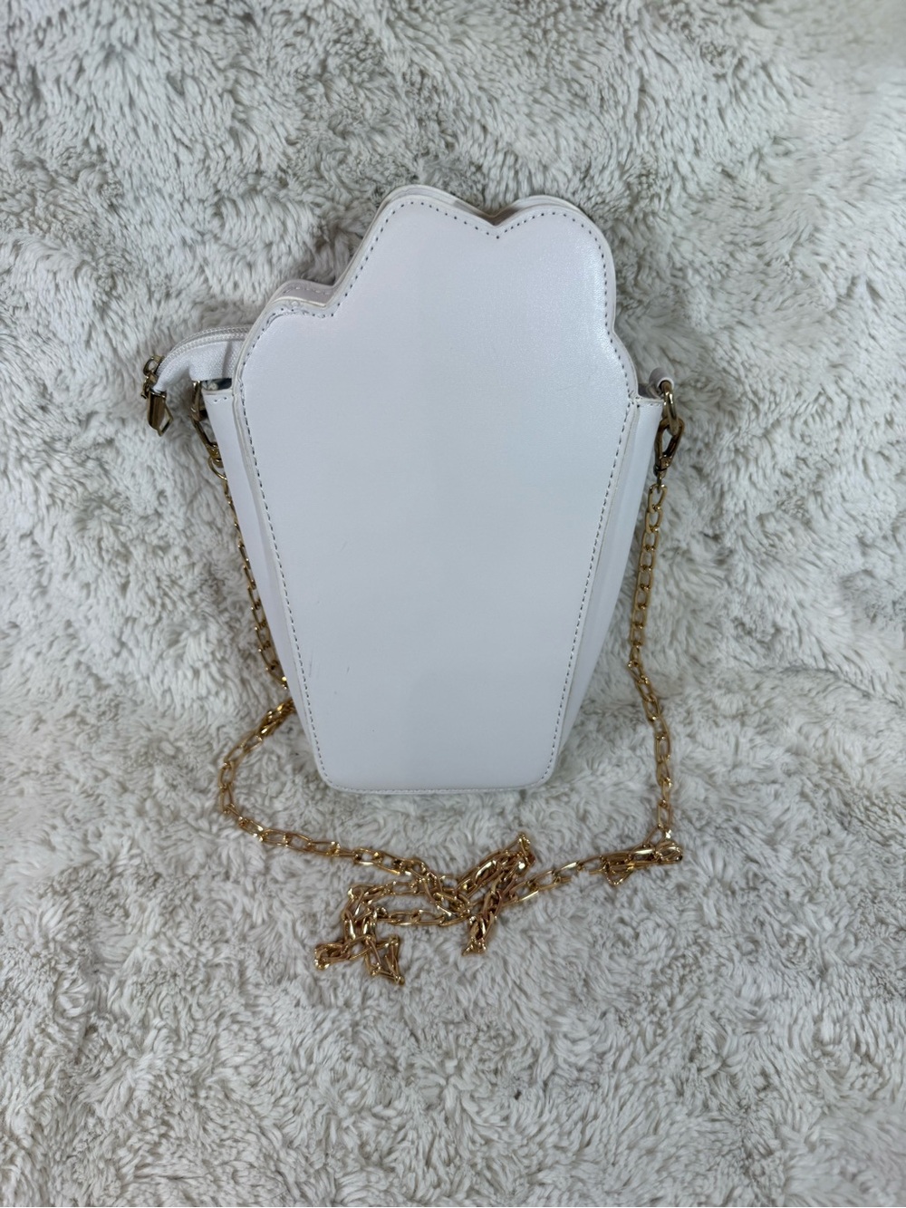 White & Pink Popcorn Crossbody Bag with Gold Chain - Picture 2 of 3